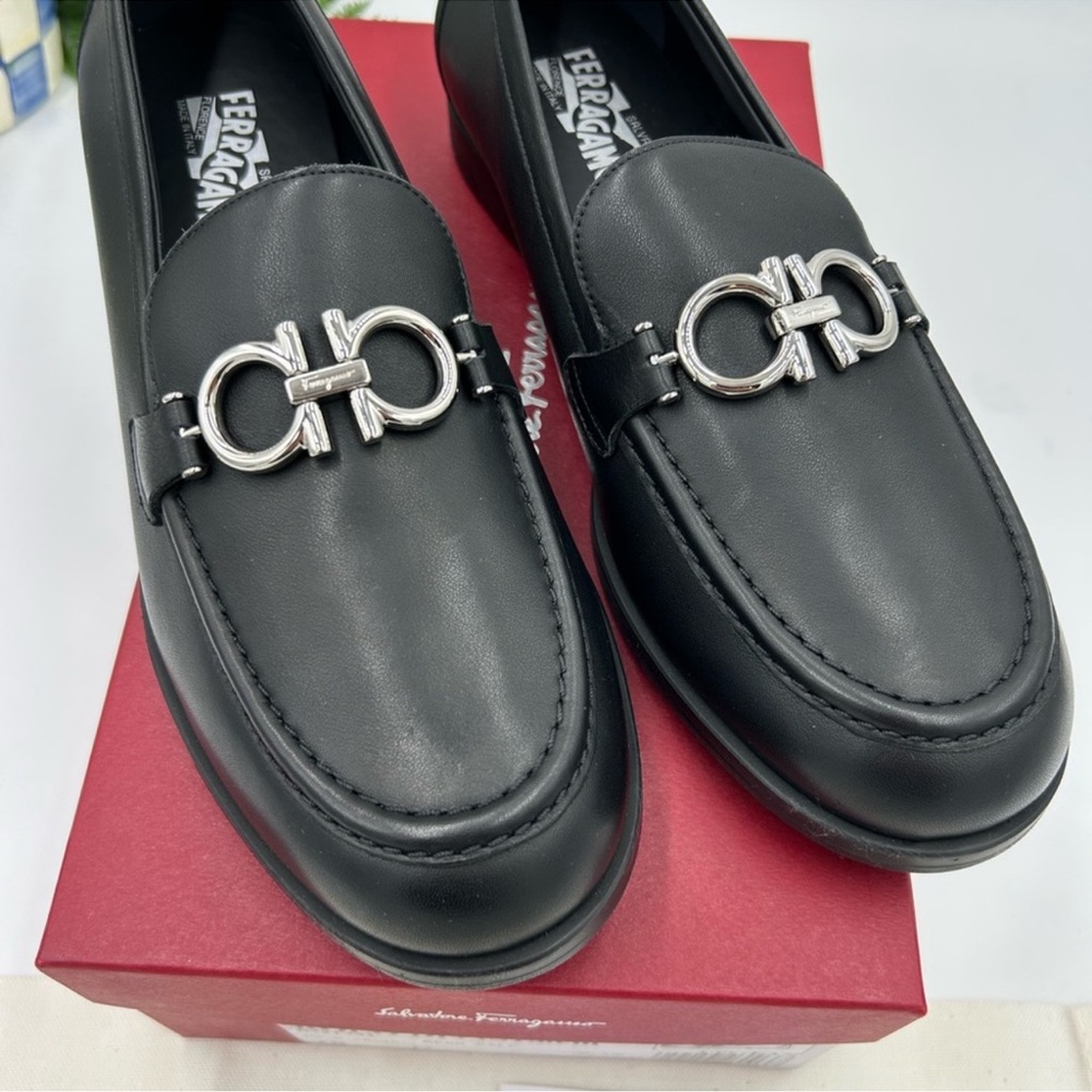 Women’s Salvatore, Ferragamo, roll Gancini leather loafer size 10 made in Italy - Picture 2 of 11